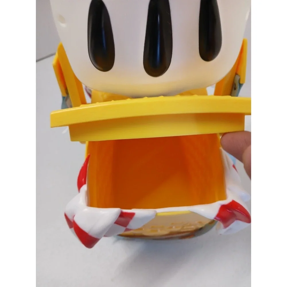 DISNEY TOON TOWN‎ PICNIC BASKET WITH MICKEY GLOVE HANDLE